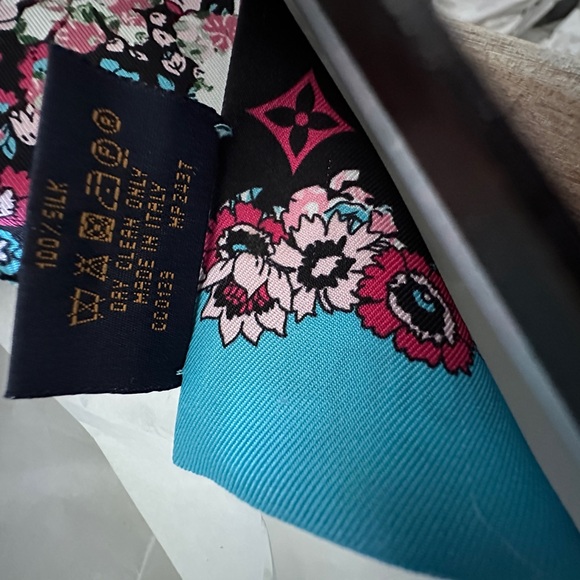 Louis Vuitton Authentic Silk Floral Scarf Reversible Teal Black Pink LV Logo 46” - Picture 7 of 11